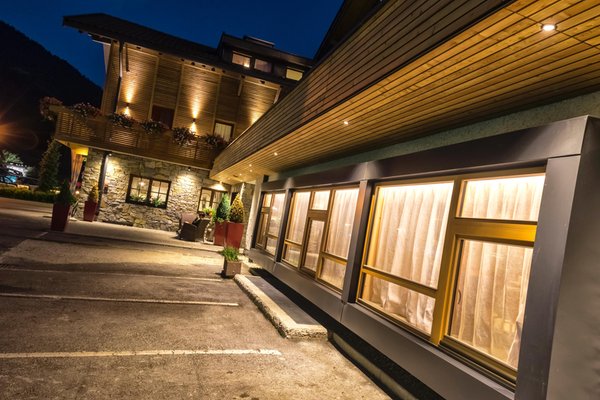 Foto esterno in estate Helmhotel