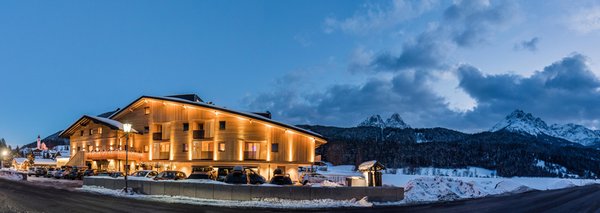 Foto esterno in inverno Helmhotel