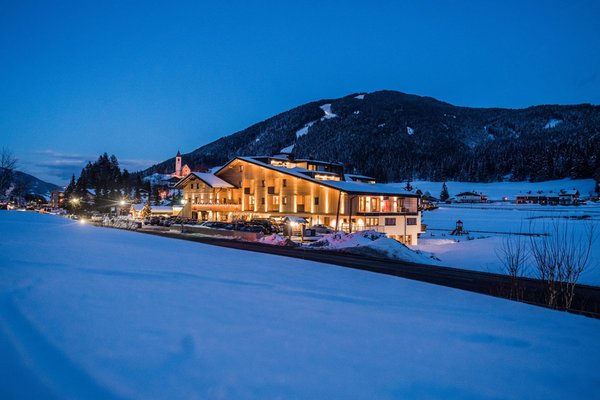 Foto esterno in inverno Helmhotel