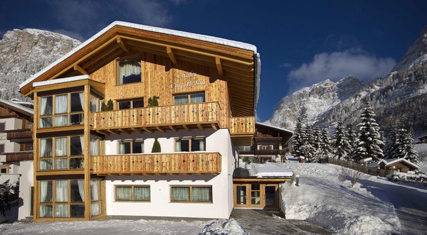 Foto Außenansicht Ferienwohnungen Chalet Ciuf dl Ton