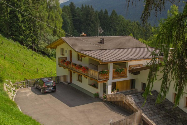 Foto Außenansicht Ferienwohnungen auf dem Bauernhof Isidorhof