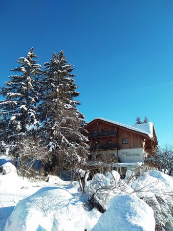 Foto Außenansicht im Winter Garni-Appartments Helvetia
