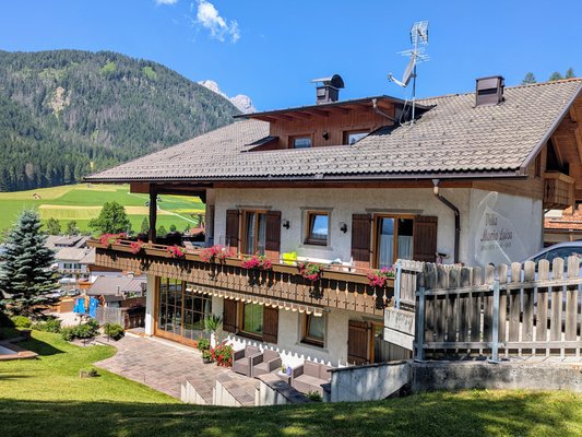 Sommer Präsentationsbild Zimmer + Ferienwohnungen Villa Maria Luisa