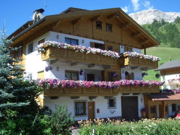 Foto Außenansicht im Sommer Chalets Dolomites Brigitte - Appartements & B&B