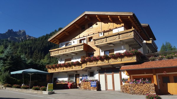 Foto Außenansicht im Sommer Chalets Dolomites Brigitte - Appartements & B&B