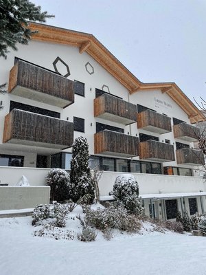 Foto Außenansicht im Winter Lapis Monti - Apartments & Suites
