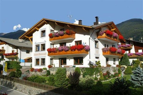 Photo exteriors Garni (B&B) + Apartments Almrausch