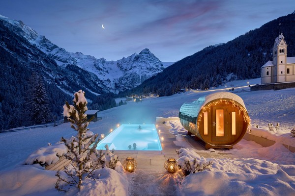Photo of the outdoor swimming pool