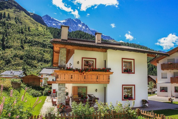 Photo exteriors B&B-Hotel + Apartments Des Alpes