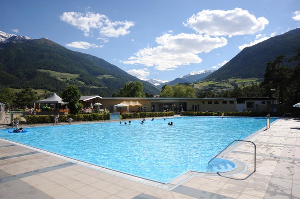 Photo of the outdoor swimming pool