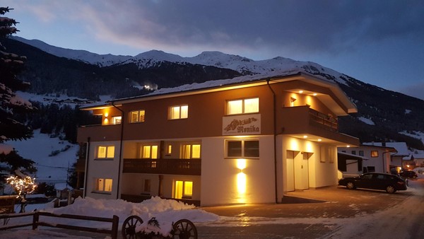 Foto esterno in inverno b&b apartments Monika