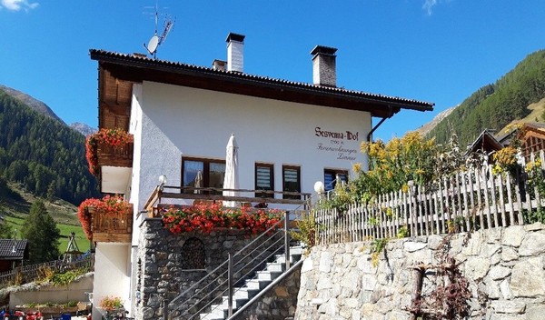 Foto esterno B&B + Appartamenti in agriturismo Sesvennahof