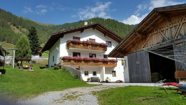Foto esterno B&B + Appartamenti in agriturismo Sesvennahof