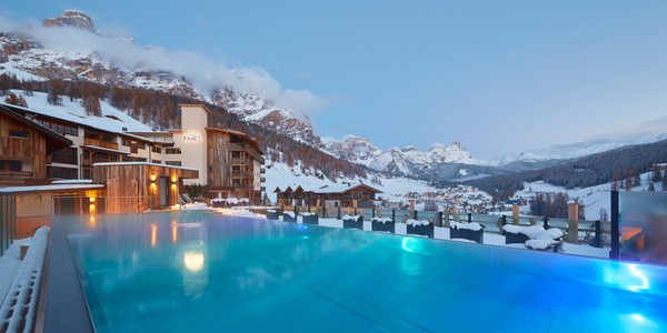 Foto Außenansicht Dolomiti Wellness Hotel Fanes