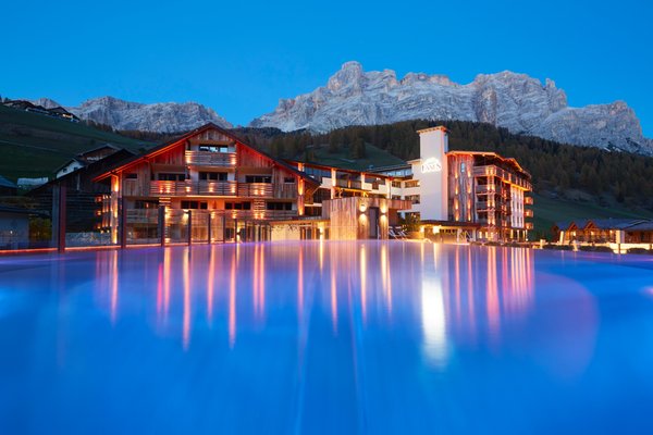 Foto esterno in estate Dolomiti Wellness Hotel Fanes
