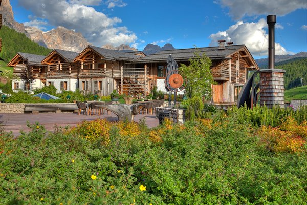 Foto esterno in estate Dolomiti Wellness Hotel Fanes
