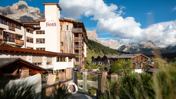 Photo exteriors Dolomiti Wellness Hotel Fanes