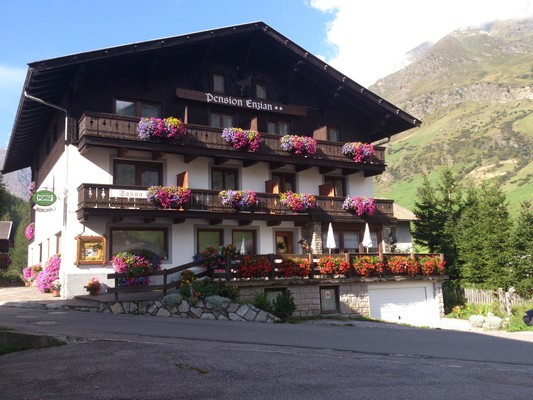 Foto Außenansicht Bed & Breakfast Pension Enzian