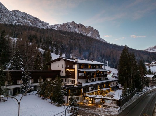 Foto esterno in inverno Sporthotel Teresa