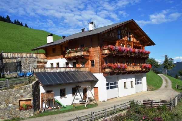 Foto Außenansicht Ferienwohnungen auf dem Bauernhof Ortlerhof