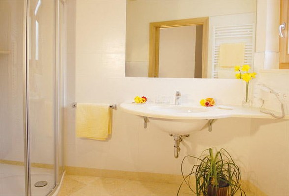Photo of the bathroom B&B (Garni)-Hotel Ehrenfels
