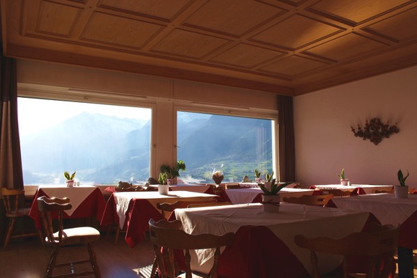 The restaurant Scena / Schenna Eden