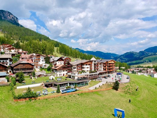 Foto estiva di presentazione Mountain Panoramic Wellness Hotel Dolasilla