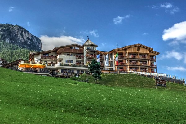Foto esterno in estate Mountain Panoramic Wellness Hotel Dolasilla
