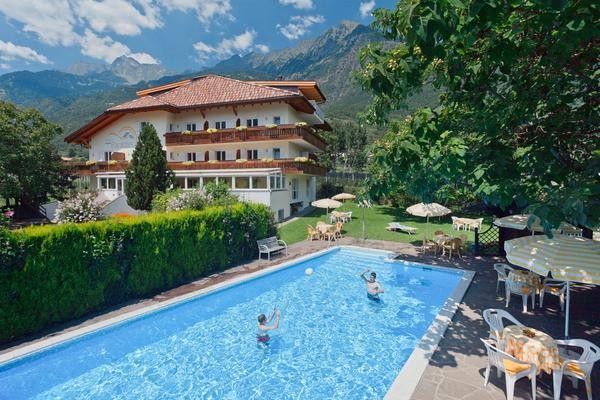 Photo exteriors Small hotel Paradies