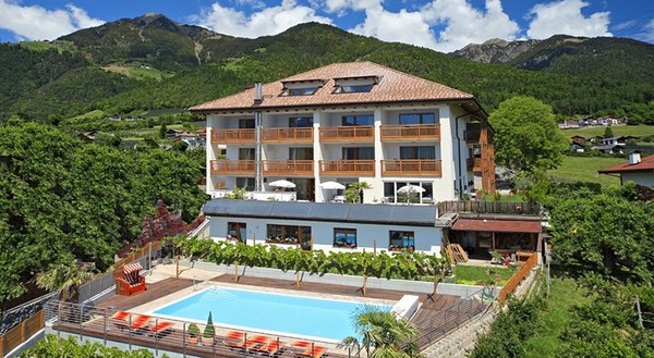 Photo exteriors B&B-Hotel + Apartments Paler