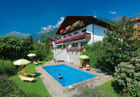 Photo exteriors Garni (B&B) + Apartments Taubenthaler