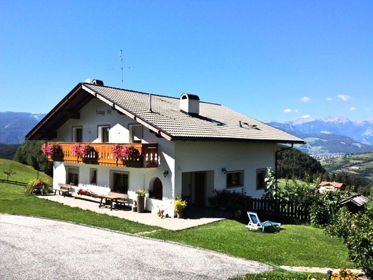 Foto Außenansicht Ferienwohnungen auf dem Bauernhof Aura Chalets - Tschagghof