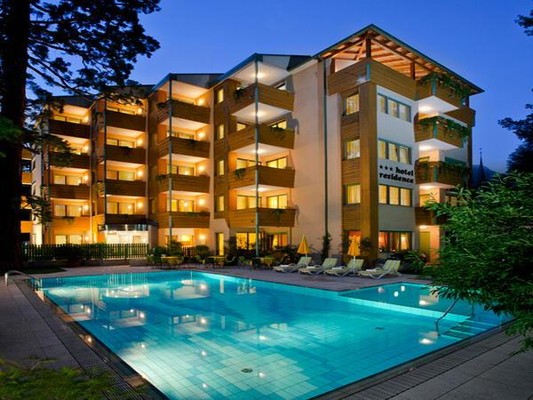 Photo exteriors Flora Hotel & Suites