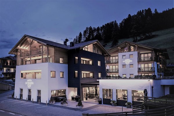 Foto Außenansicht im Sommer Dolomites Hotel La Fradora