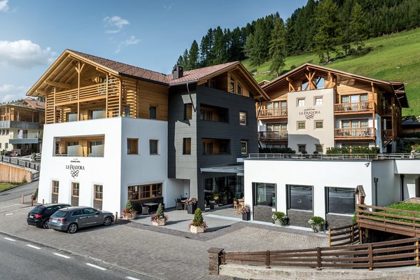 Foto Außenansicht im Sommer Dolomites Hotel La Fradora