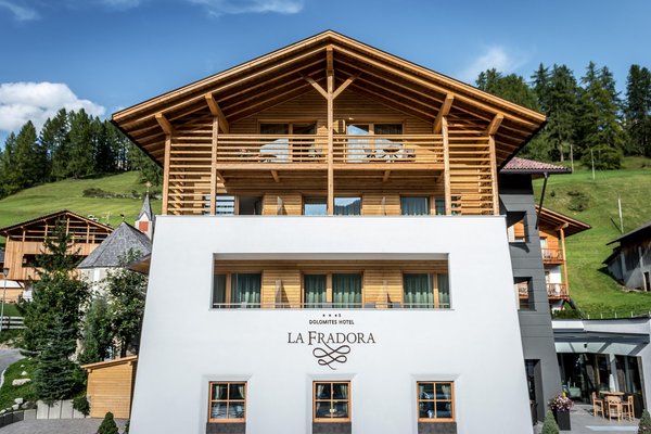 Foto Außenansicht im Sommer Dolomites Hotel La Fradora