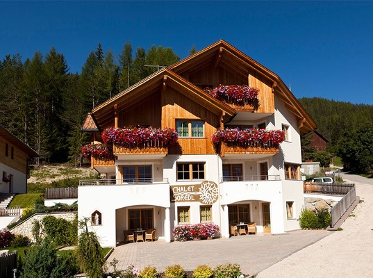 Foto Außenansicht Ferienwohnungen Chalet Sorëdl
