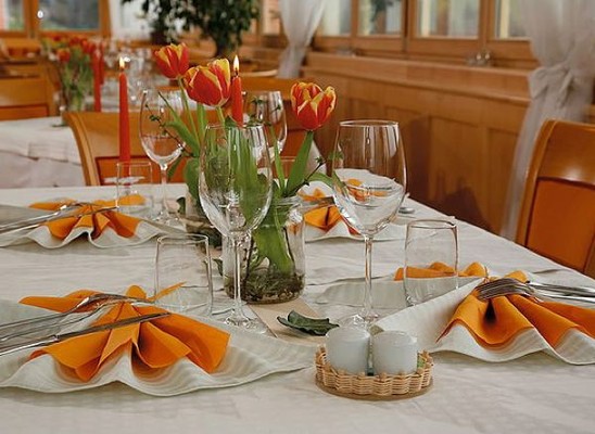 The restaurant San Genesio / Jenesien Al Cervo / Zum Hirschen