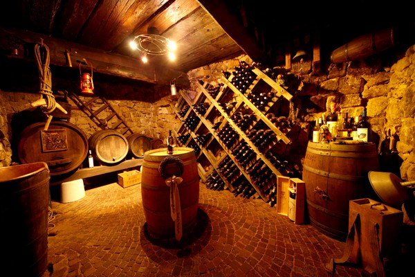 La cantina dei vini Montagna (Strada del Vino Sud) Engadiner Apartments & Wines