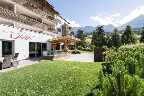 Foto Außenansicht im Sommer Alpine Hotel Ciasa Lara