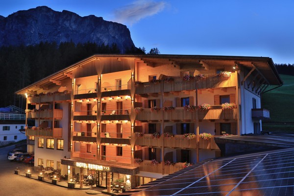 Foto esterno Hotel Serena