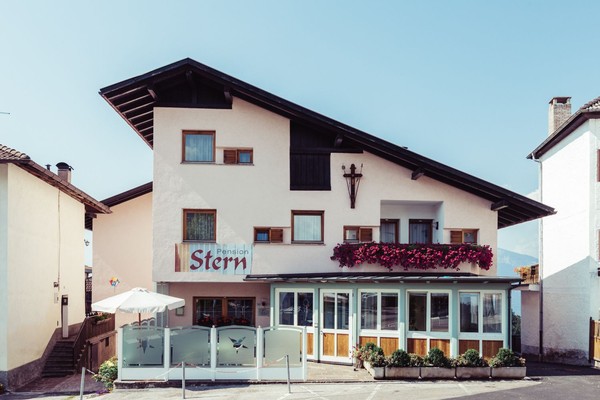 Foto esterno Pensione + Appartamenti Stern
