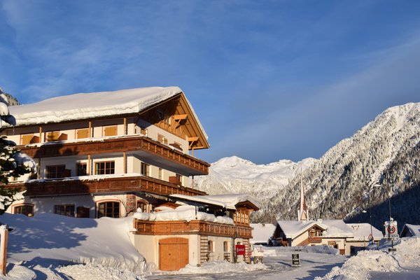 Foto Außenansicht im Winter Alpine Hotel Penserhof
