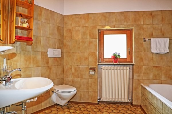 Foto del bagno Appartamenti in agriturismo Stofnerhof