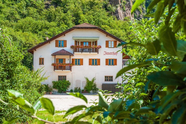 Foto Außenansicht Ferienwohnungen auf dem Bauernhof Innerhof