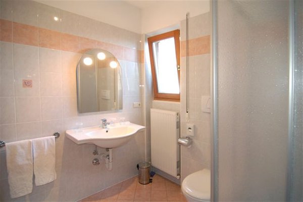 Foto del bagno Appartamenti in agriturismo Perglhof
