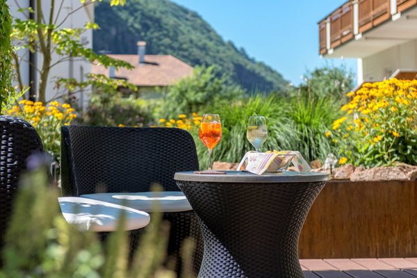 Foto del bar Garni-Hotel + Appartamenti Grüner Baum / Albero Verde