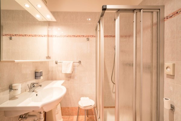 Foto del bagno Garni-Hotel + Appartamenti Grüner Baum / Albero Verde