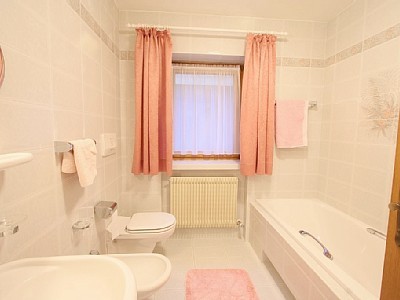 Foto del bagno Appartamenti in agriturismo Neuhof