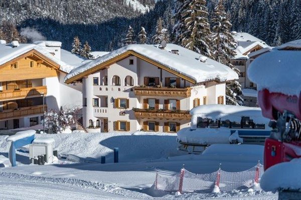Foto Außenansicht im Winter L'Alpina